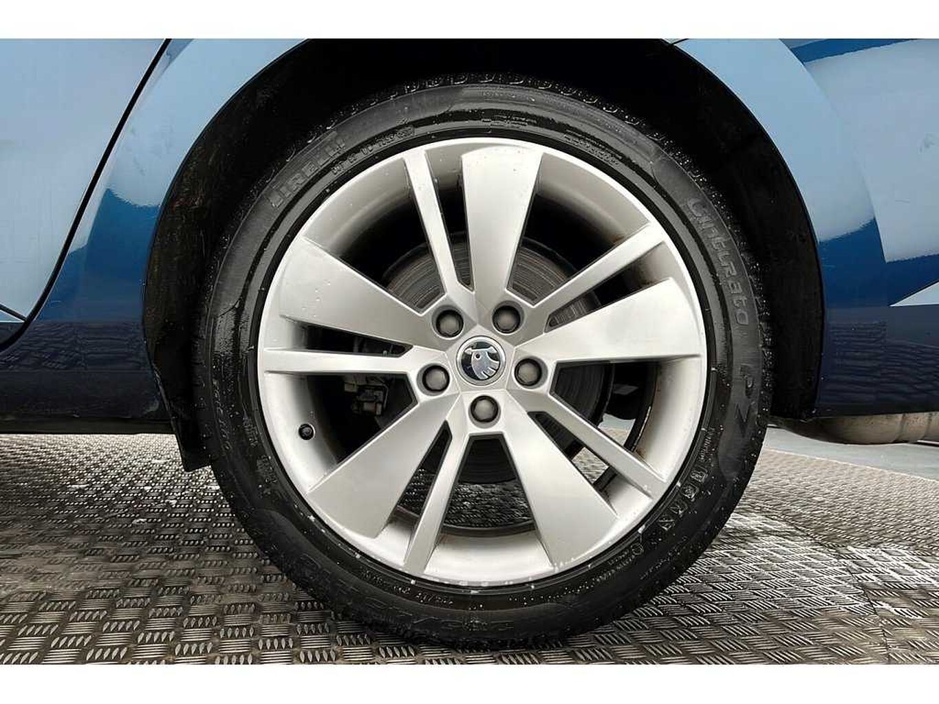 SKODA Superb Hatch SE L Executive 2.0 TSI 220 PS DSG